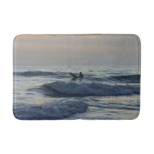 Surfer Awaits Badrumsmatta