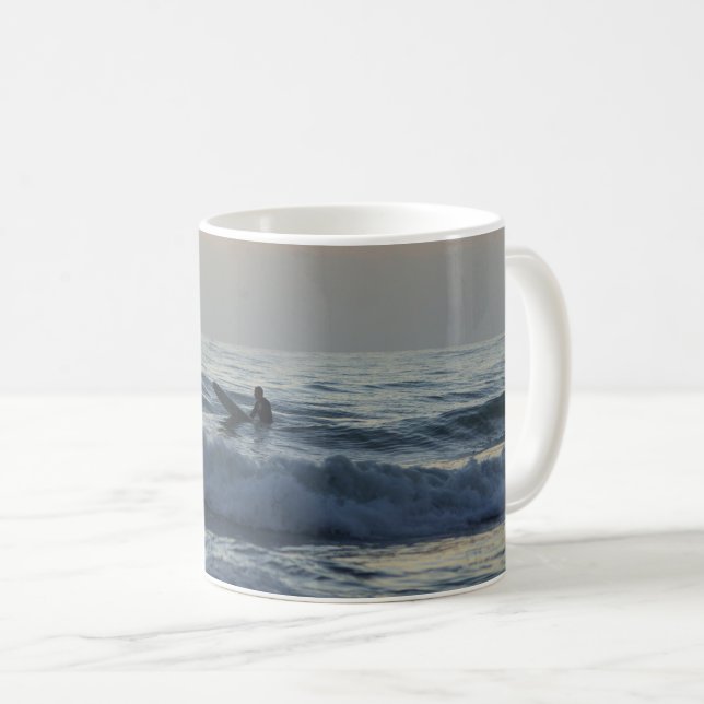 Surfer Awaits Coffee Mugg (Framsida höger)