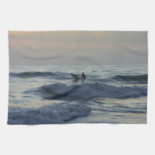 Surfer Awaits Kökshandduk