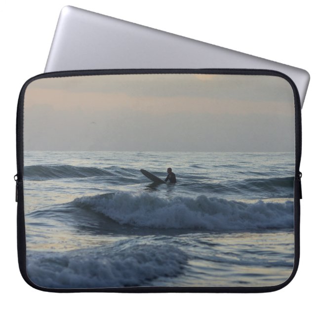 Surfer Awaits Laptop Sleeve (Framsidan)