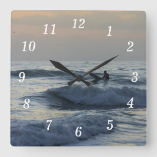 Surfer Awaits Wall Clock Fyrkantig Klocka