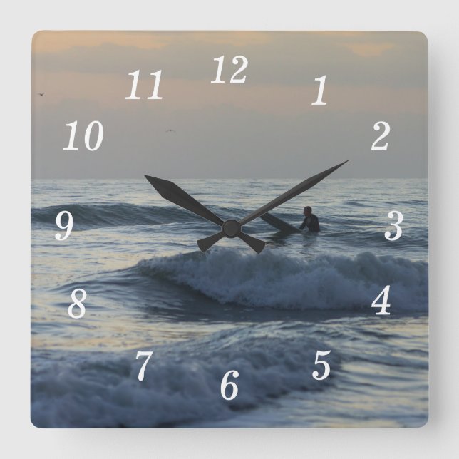 Surfer Awaits Wall Clock Fyrkantig Klocka (Framsida)