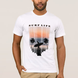 Surfer går in i stranden vid solnedgång Surfa Li T Shirt