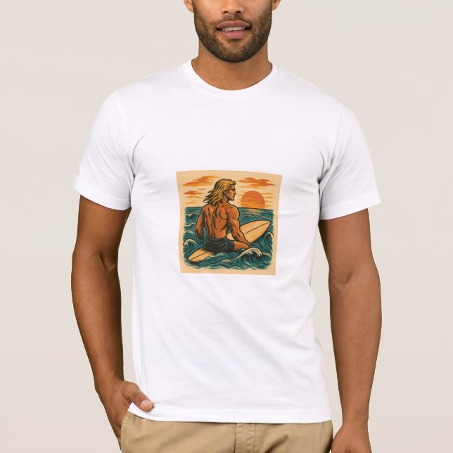 Surfer i havsområdet sitta på hans surfboard t shirt (Framsida)