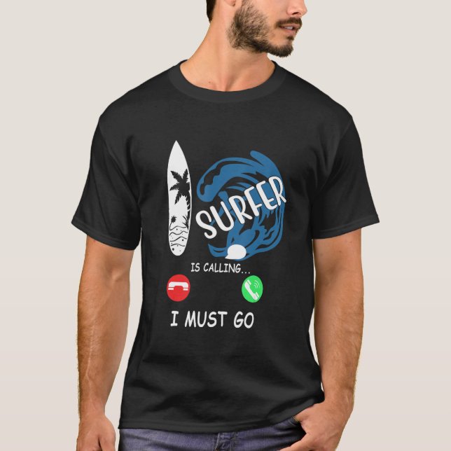 Surfer Is Calling I Must Go T Shirt (Framsida)