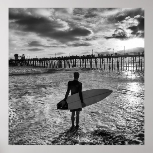Surfer nära Oceanside Pier Poster (Framsidan)