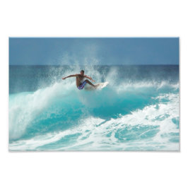 Surfer på ett stort vågfoto fototryck
