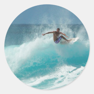 Surfer på ett stort vågommig dekal runt klistermärke