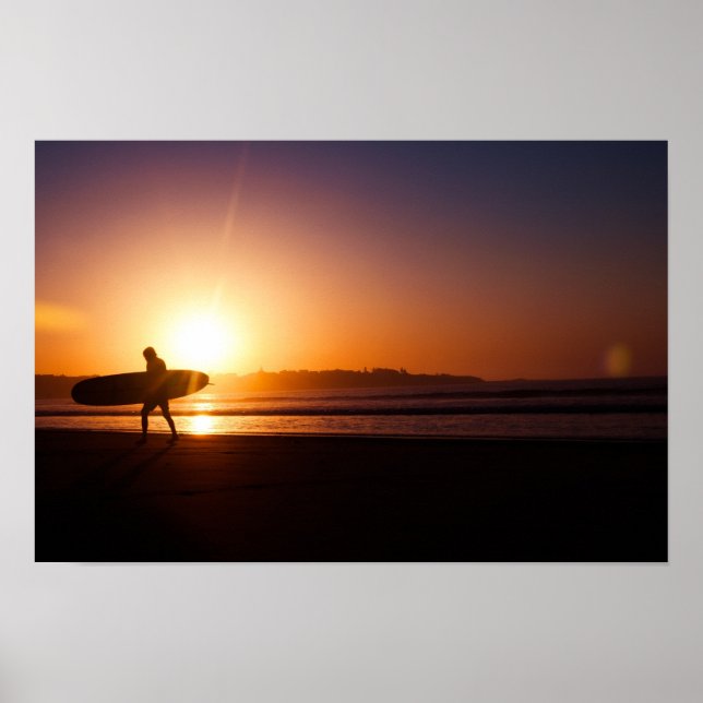 Surfer på strö vid solnedgång poster (Framsidan)