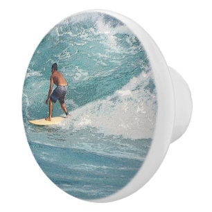 "SURFER RIDING THE VÅGAR" KNOPP