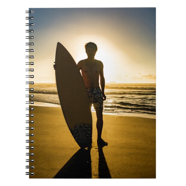 Surfer silhuett under soluppgång anteckningsbok med spiral (Framsidan)
