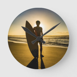 Surfer silhuett under soluppgång rund klocka