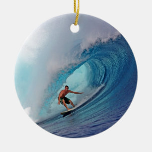 Surfer som surfar på en enorm våg. julgransprydnad keramik