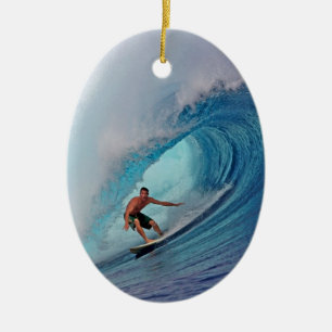 Surfer som surfar på en enorm våg. julgransprydnad keramik