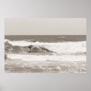 Surfer som utövar en surfning poster