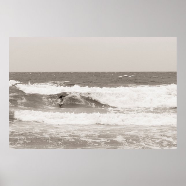 Surfer som utövar en surfning poster (Framsidan)