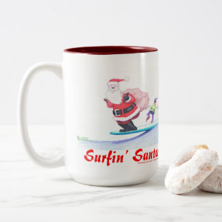 Surfin Santa Claus and a bailin' elf! Två-Tonad Mugg