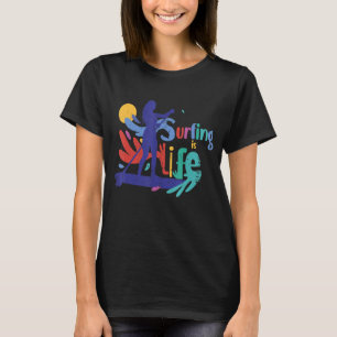 Surfing är livräddande kvinnlig surfing t shirt