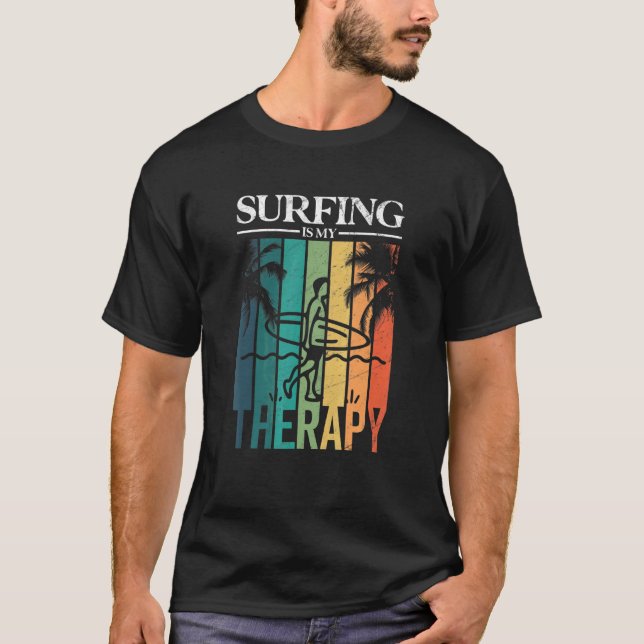 Surfing är min terapi Surfer Silhouette T Shirt (Framsida)