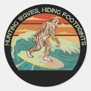 Surfing Bigfoot Hunting Vinkarare Gömmande fotavtr Runt Klistermärke