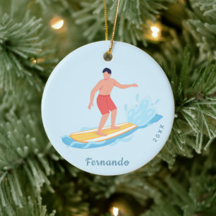 Surfing Boy Surfer Riding a Wave Namn & Year Vatte Julgransprydnad Keramik
