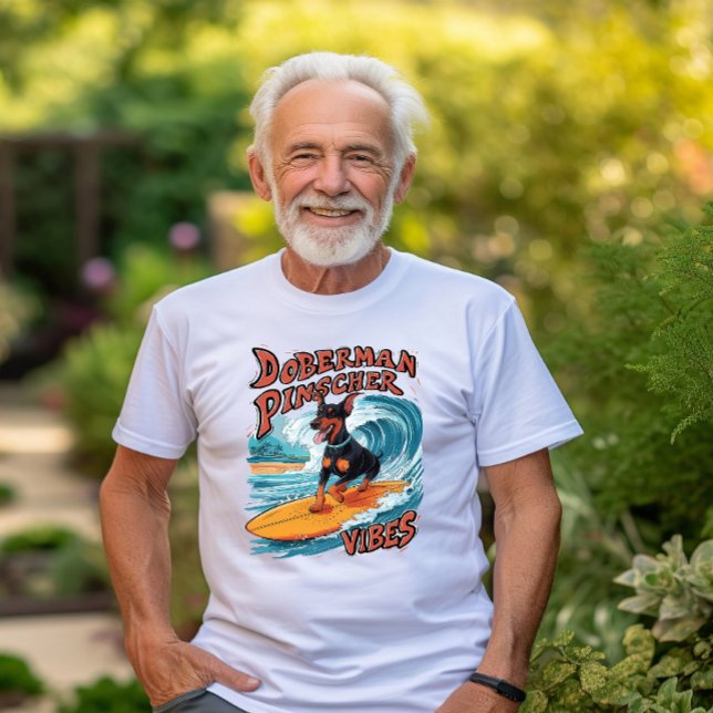 Surfing Doberman Pinscher Riding Tropical Wave T Shirt (Skapare uppladdad)