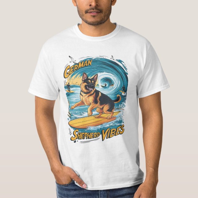 Surfing German Shepherd T Shirt (Framsida)