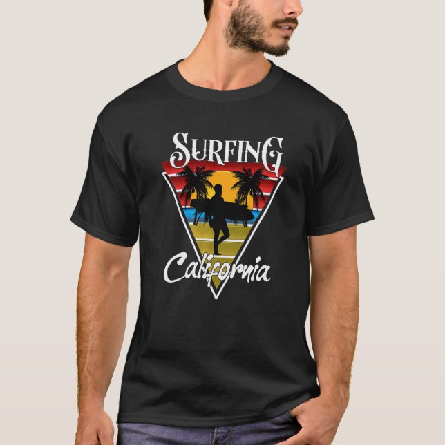 Surfing Guy California Beacher Surfa Cali Beach Bu T Shirt (Framsida)