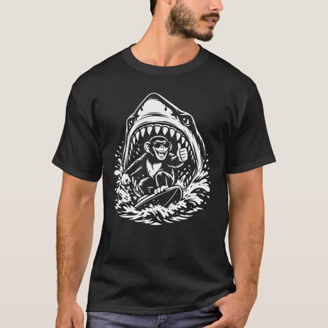 Surfing Monkey in Shark Wave T Shirt (Framsida)