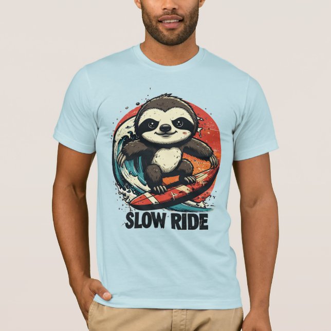 Surfing Sloth Gifts – “Slow Ride” Retro Sunset T Shirt (Framsida)