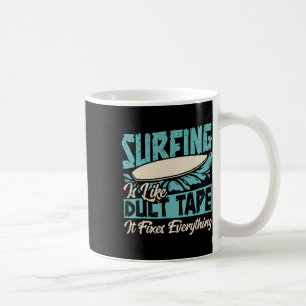 Surfing som silvertejp fixar allt strandhumor kaffemugg