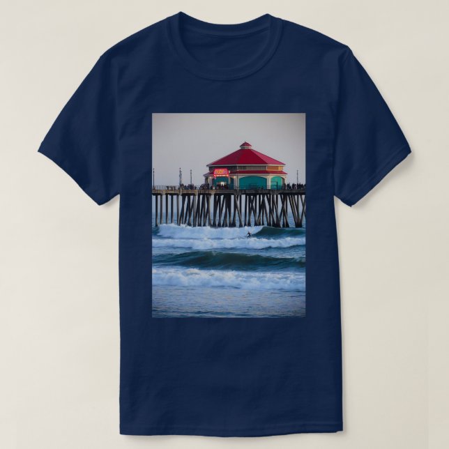 Surfing the Huntington Beach Pier T Shirt (Design framsida)
