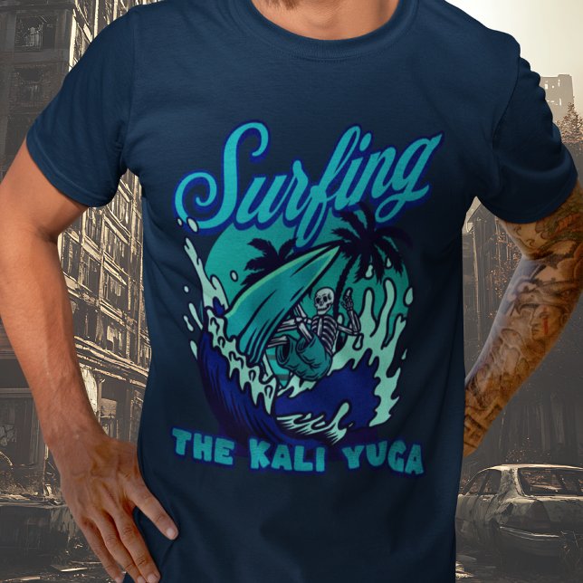 Surfning av Kali Yuga-Surfans Klubb T Shirt (Skapare uppladdad)