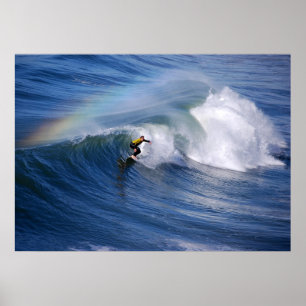 Surfning under ett regnbågsutskrift poster