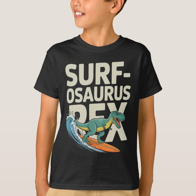 Surfosaurus Rex Rolig Surfande Dinosaurie  T Shirt (Framsida)