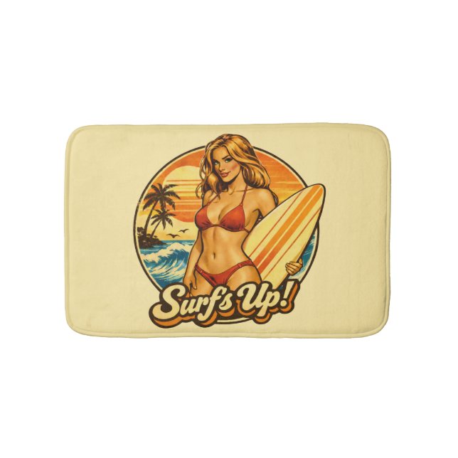 Surf's Up Bikini Pin-Up | Retro Surfbutik Grafik Badrumsmatta (Framsidan)