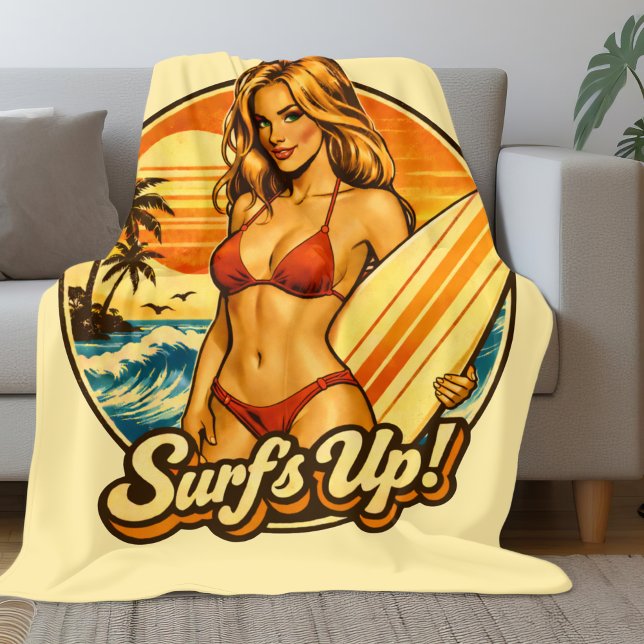 Surf's Up Bikini Pin-Up | Retro Surfbutik Grafik Fleecefilt (Skapare uppladdad)