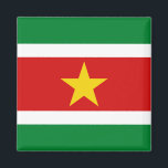 Suriname Flagga Magnet<br><div class="desc">Dekorativ magnet med flagga Surinam - Anpassa den: justera bilder,  lägg till en namn/slogan för personliga gåvor,  lägg till en logotyp för företag/klubb för reklamartiklar © 2008 FlagAndMap.</div>