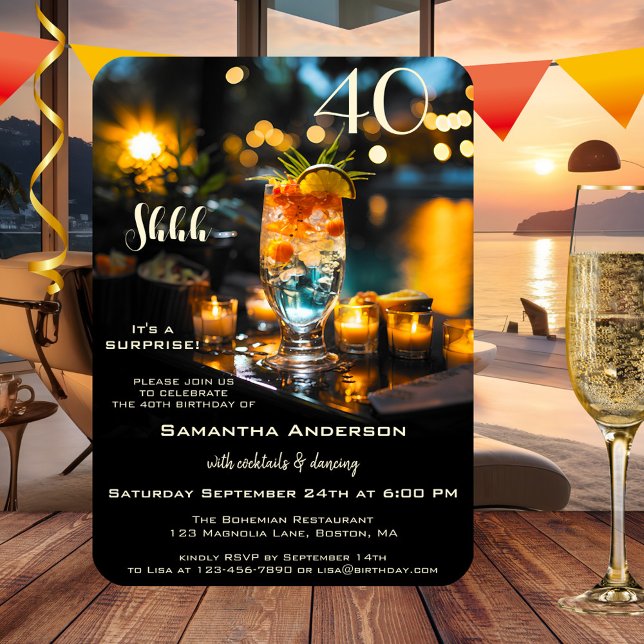 Surprise Cocktail Vuxen Birthday Inbjudningar (Surprise birthday invitation featuring a colorful cocktail at the waterfront with sparkling lights)