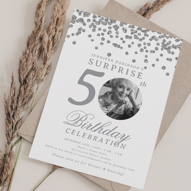 SURPRISE Photo 50th Birthday Silver Confetti Inbjudningar (SURPRISE Photo 50th Birthday Silver Confetti Invitation)