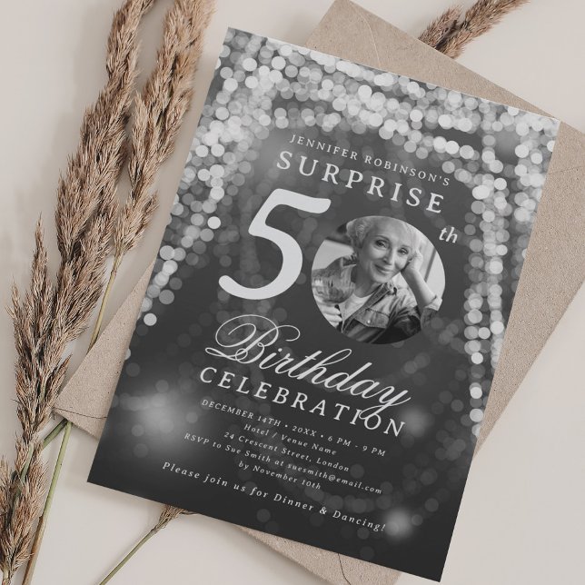 SURPRISE Photo 50th Birthday Silver Glam Lights Inbjudningar (SURPRISE Photo 50th Birthday Silver Glam Lights Invitation)
