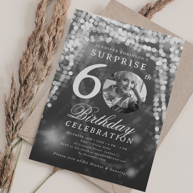 SURPRISE Photo 60 Birthday Silver Glam Ljus Inbjudningar (SURPRISE Photo 60th Birthday Silver Glam Lights Invitation)