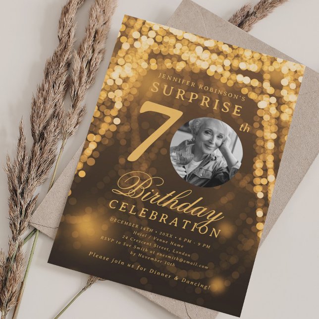 SURPRISE Photo 70 Birthday Guld Glam Ljus Inbjudningar (SURPRISE Photo 70th Birthday Gold Glam Lights Invitation)