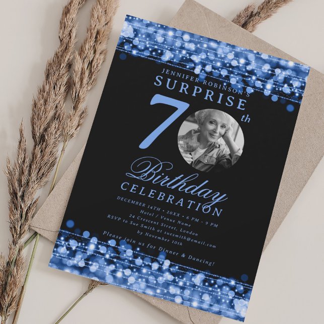 SURPRISE Photo 70th Birthday Navy Blue Lights Inbjudningar (SURPRISE Photo 70th Birthday Navy Blue Lights Invitation)
