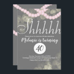 Surprise Shhhhh Rosa Pearl Bokeh Födelsedagsfest Inbjudningar<br><div class="desc">Försökspartiets födelsedagsinbjudningar har pärlor och bokeh Ljus - Designade av Dream Big Digital Design</div>