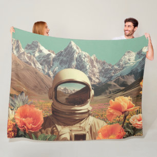 Surreal astronaut i blomsterfält fleecefilt