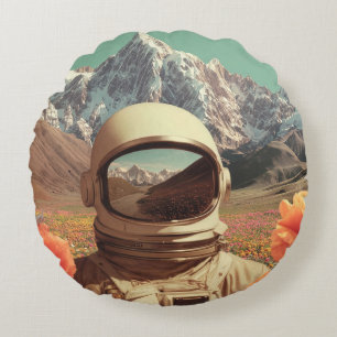 Surreal astronaut i blomsterfält rund kudde