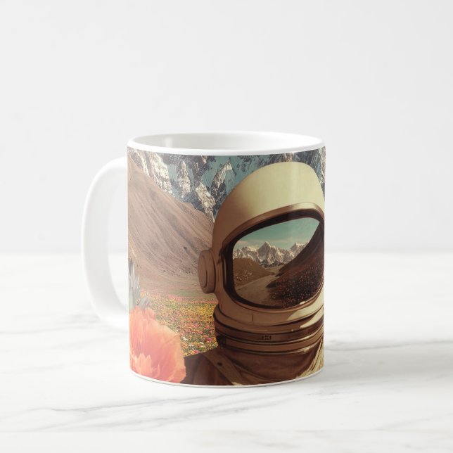 Surreal Astronaut In Flower Field Kaffemugg (Framsida vänster)