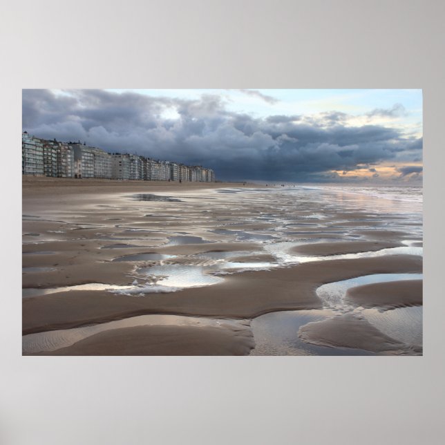 Surreal belgisk kustlandskap poster (Framsidan)