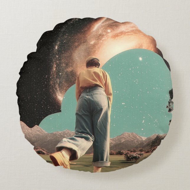 Surreal gestalt går in genom galaxporten rund kudde (Framsidan)